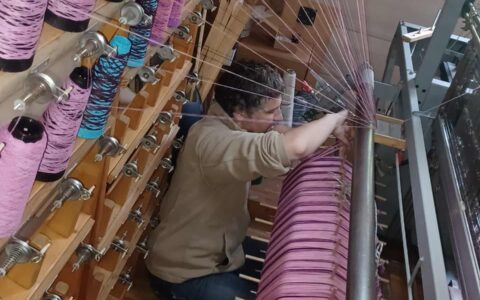 Ourdissage en cours sur griffith avec chaine rose