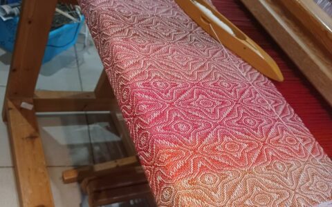 Venez vous initier au tissage et créer votre écharpe ou votre étole. Il vous faudra 6 demi-journées pour apprendre les différentes étapes de la préparation des fils au tissage et enfin terminer votre création que vous ramènerez avec fierté.